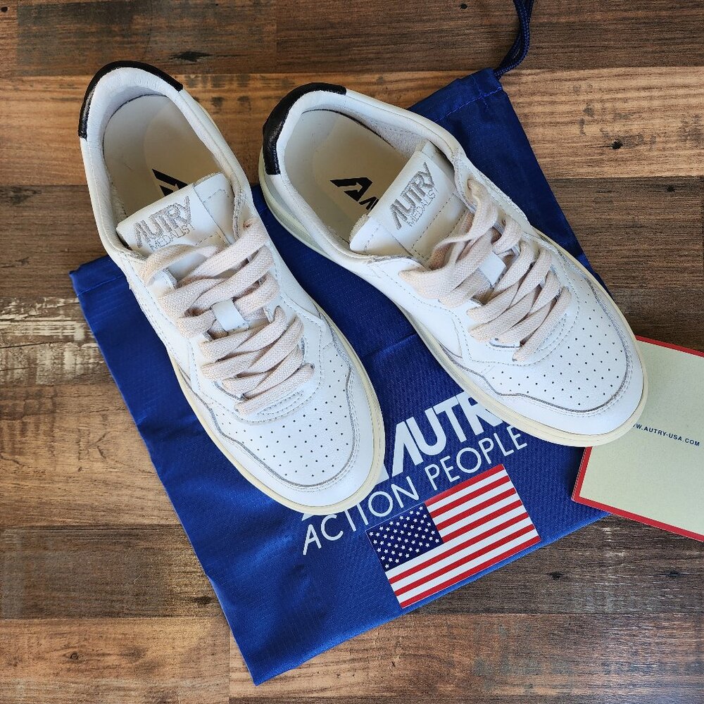 AUTRY Medalist Low-Top Women Leather Sneakers LL22